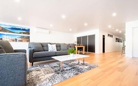 Central & Modern Inner City Apartment With Wi-Fi